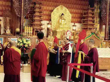 上師領眾於壇城前修圓滿法